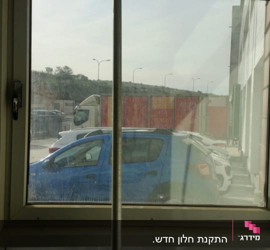 חלון אלומיניום עם מסגרת מתכתית